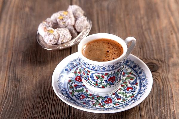 Türk kahvesinin yanında lokum ikram edilir.