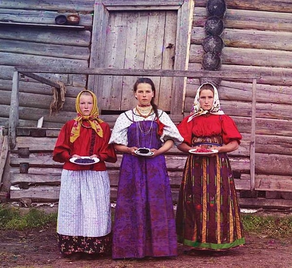 32. Девочки-крестьянки