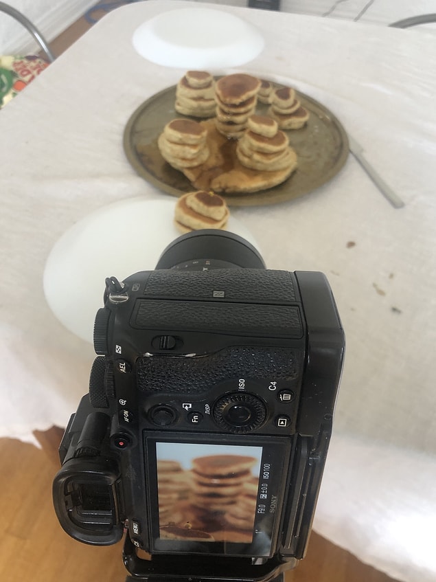 Tek tek pişirdiği pankekleriyse çekimin ardından yemiş. 😂