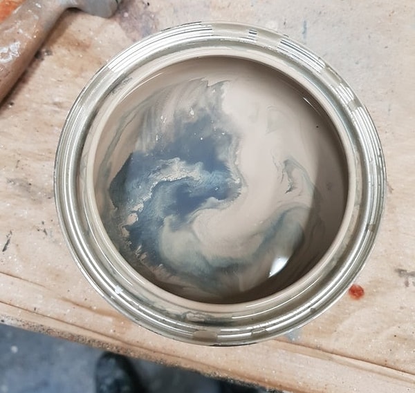 7. "Разве внутренняя часть коробки с краской не похожа на кошку?"