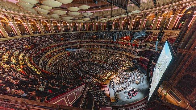 3. İngiltere başkenti Londra'nın en ikon sahnelerinden biri Albert Kraliyet Sahnesi, kendi bünyesinde yaptığı etkinlikleri seyirciye açtı.