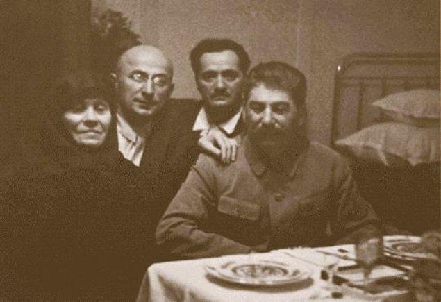 4. Stalin 1935'te annesini ziyaret ettiğinde kadın ona ne iş yaptığını sorunca Stalin "Çar'ı hatırıyor musun? Çar gibiyim ben de" demiştir. Annesinin cevabı ise şu şekildedir: "Rahip olsaydın daha iyi ederdin."