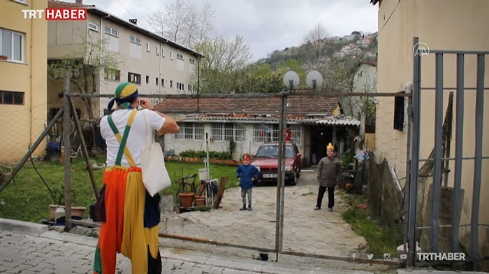 İstanbulda Bir Grup Gönüllü Evde Kalan Çocukları Palyaçoluk Yaparak Eğlendirdi