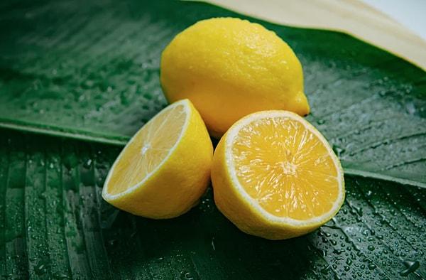 3. Limon suyu ile tırnaklarınızı beyazlatın.