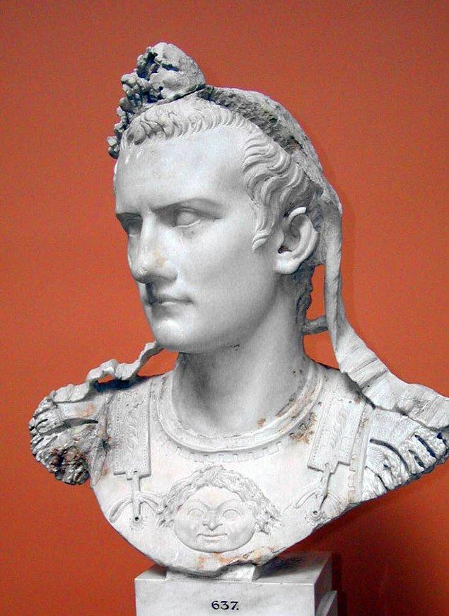 4. Roma imparatoru Caligula en sevdiği atı senatör yapmayı planladı.