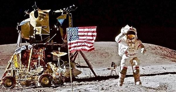2. İnsanlık tarihinin en kıymetli anlarından biri, Apollo 16, Ay'a iniş yaptığında... Yıl 1972.