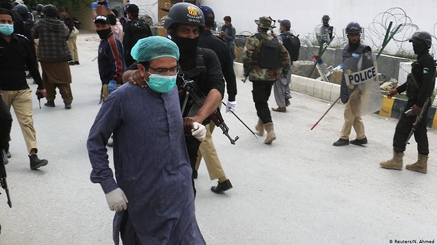 Pakistan'da koruyucu malzeme isteyen sağlık çalışanları açlık grevinde