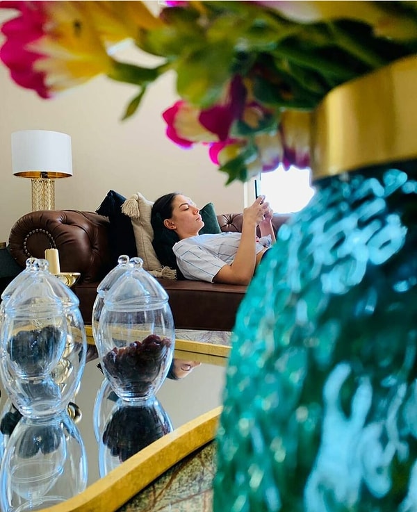 2. Демет Оздемир просто лежит на диване и наслаждается чтением