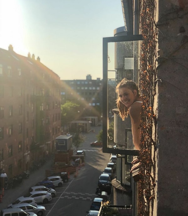 4. Аслы Энвер наслаждается солнцем из окна своей квартиры