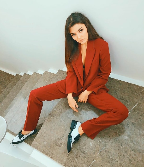 7. Ханде Эрчел устраивает домашний фотосеты: