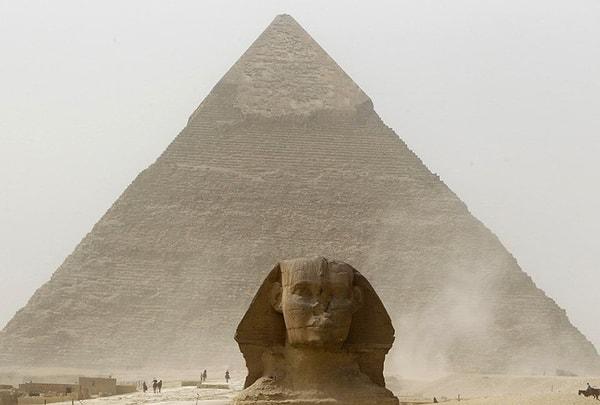 11. Mamutlar hala dünya üzerinde dolaşırlarken Eski Mısırlılar MÖ 2660'da Büyük Giza Piramidi'ni inşa etmekle meşgullerdi.