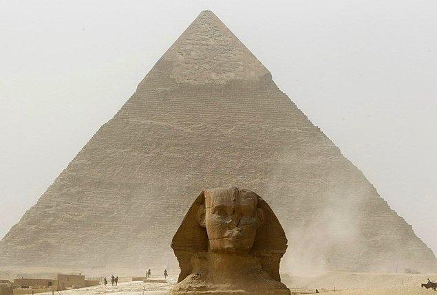11. Mamutlar hala dünya üzerinde dolaşırlarken Eski Mısırlılar MÖ 2660'da Büyük Giza Piramidi'ni inşa etmekle meşgullerdi.