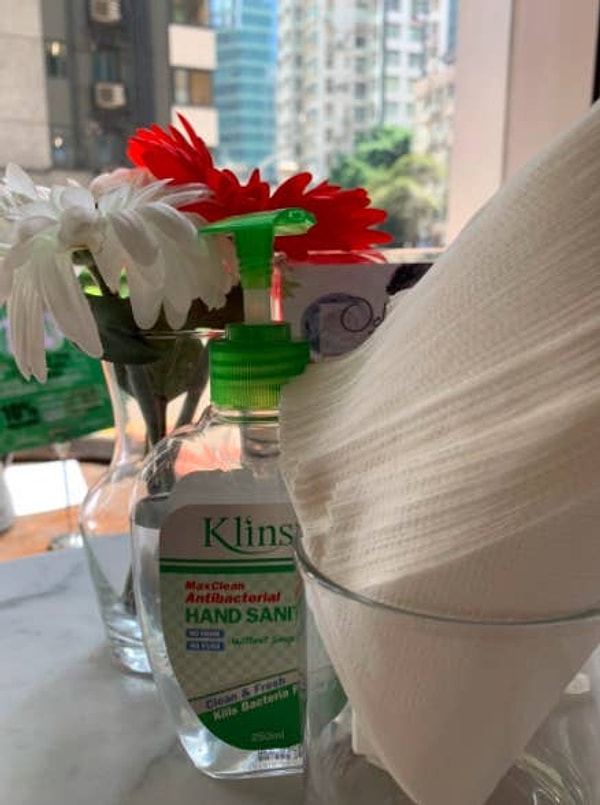 И, наконец, дезинфицирующие средства для рук стоят на каждом столе.