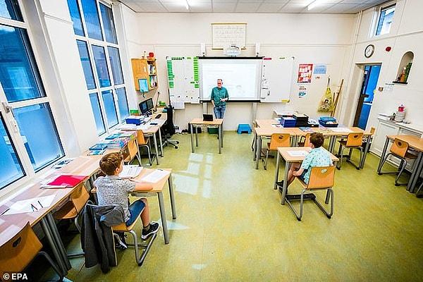 Hollanda'da okulların 11 Mayıs tarihinde açılması planlanıyor. Şu anda henüz test aşamasındalar.