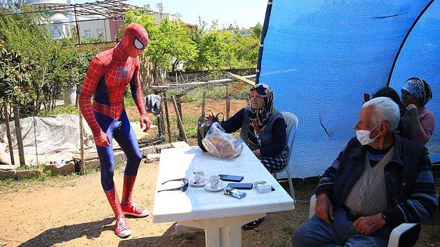 17. İçeriği kendini bu zor günlerde halka yardıma adayan Antalyalı Spiderman'le kapatalım.