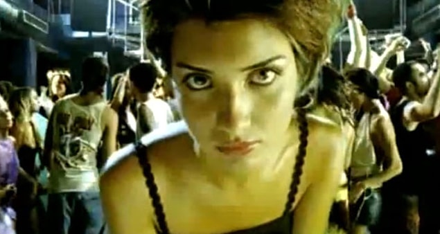 15. Kenan Doğulu'nın 2003 yılında bir acayip tarzıyla karşımıza çıktığı Tanımamışsın klibinde Tuba Büyüküstün'ü görüyoruz.