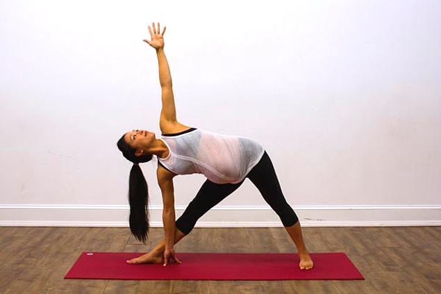 4. Üçgen duruşu (Trikonasana)
