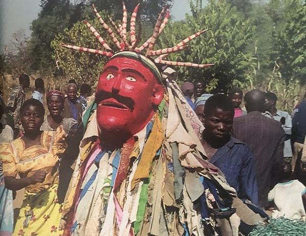 "Gule Wamkulu" Malavi, Zambiya, Mozambik gibi Afrika ülkelerindeki topluluklara ait bir gelenek.