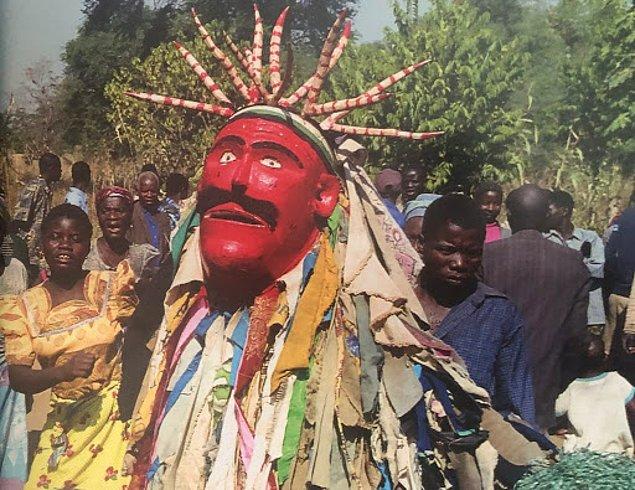 "Gule Wamkulu" Malavi, Zambiya, Mozambik gibi Afrika ülkelerindeki topluluklara ait bir gelenek.
