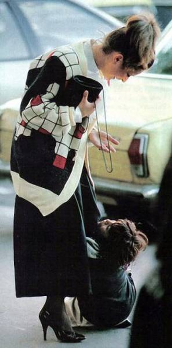 20. Цыганский ребенок просит денег у состоятельной москвички.