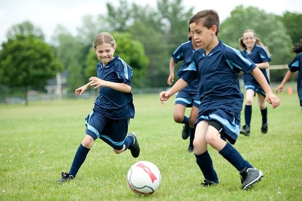 Yanlış: Futbol oynayan çocuklar kısa boylu kalır ve çarpık bacaklı olur.