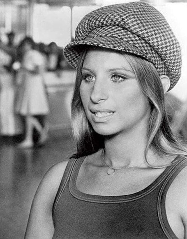 Şarkıcı ve oyuncu olan Barbara Streisand bunun en güzel örneklerinden biridir mesela. Eminim birçok insan burun ameliyatı olması konusunda ona baskı kurmuştur.