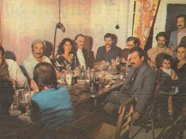 Filmin kamera arkasından bir kare. Ahmet Mekin ve Türkan Şoray'ın arasında oturan kişi Rüçhan Adlı.