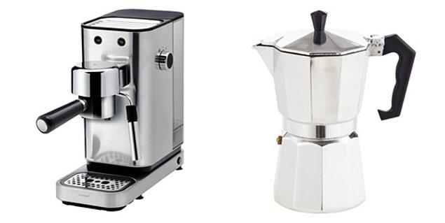 Doğru çekilmiş kahve çekirdekleri espresso makinesi ya da mokapot yardımıyla demleniyor. Böylelikle kahvenin ana hattı oluşturuluyor.
