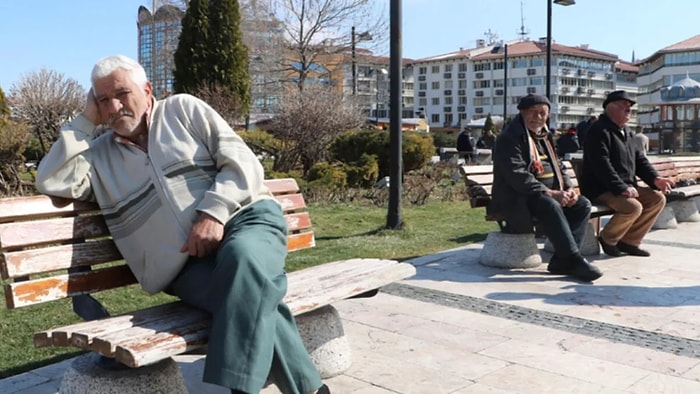 65 Yaş Üstü İçin 'Günde 3 Saat Nefes İzni' Gündemde: 'Kademeli Olarak Sokağa Çıkılacak'