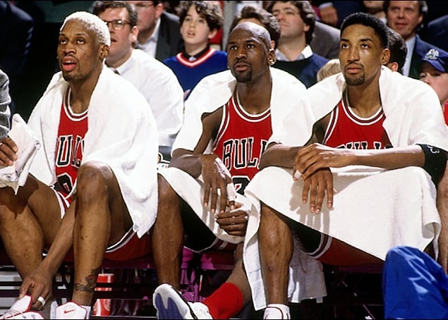 Dennis'in de aralarına katılmasıyla Jordan, Pippen ve Rodman üçlüsü sezona mükemmel bir başlangıç yapar