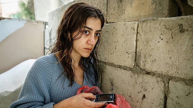 İnsanlarda merak uyandıran gerçeklikten uzak olmayan hikayesiyle ve dört dörtlük oyunculuklarıyla -özellikle Gizem Erdoğan müthiş oynamış- bu yılın izlenmesi gereken dizilerinden biri.