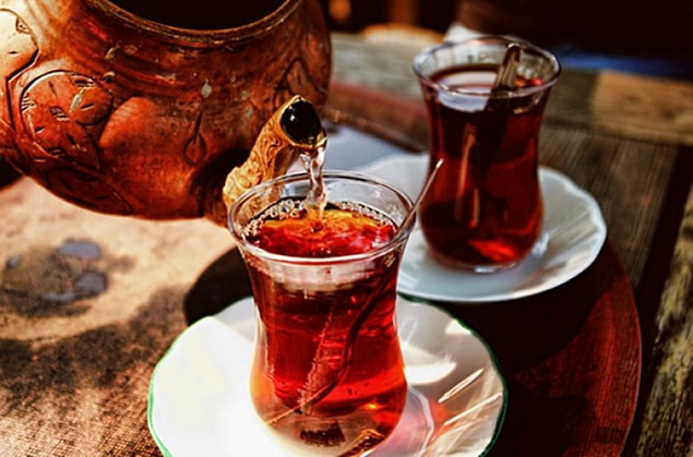 Çayınızı olabildiğince ocakta yapmaya veya çay makinenizi tedbirli kullanmaya çalışın. Çayı sıcak tutmak için saatlerce çalışan çay makinesi, günde 5-6 saat çalıştığında size sağlam bir fatura kalemi olarak döner.