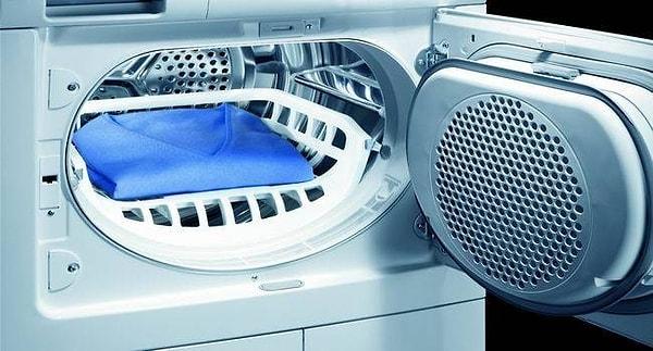 Çamaşır kurutma makinelerinin büyük kolaylık olduğunu biliyoruz. Ama evinizde açık ara en çok enerji harcayan üründür. Mümkünse almayın, kullanmayın.