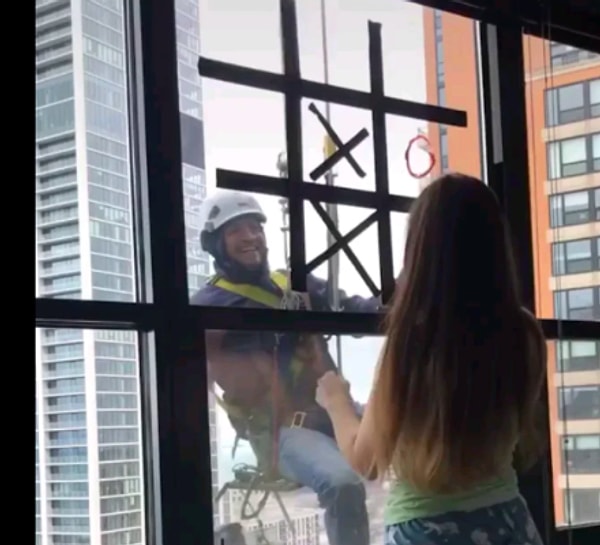 3. Этот мойщик окон решил украсить день ребенка в карантине: