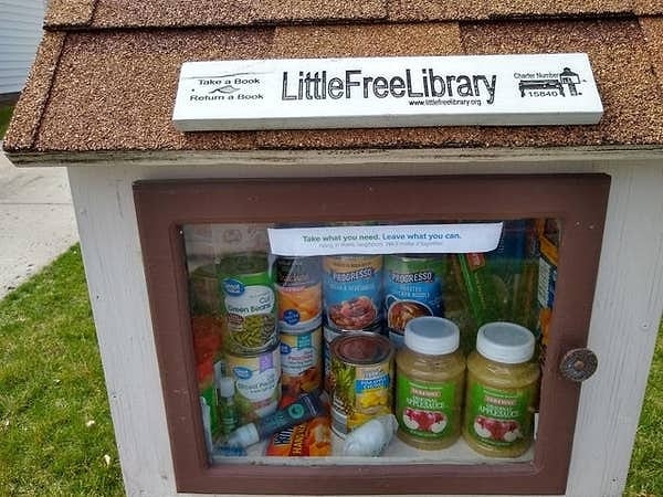 16. Этот добрый человек, который превратил полку для бесплатных книг в полку для еды нуждающимся:
