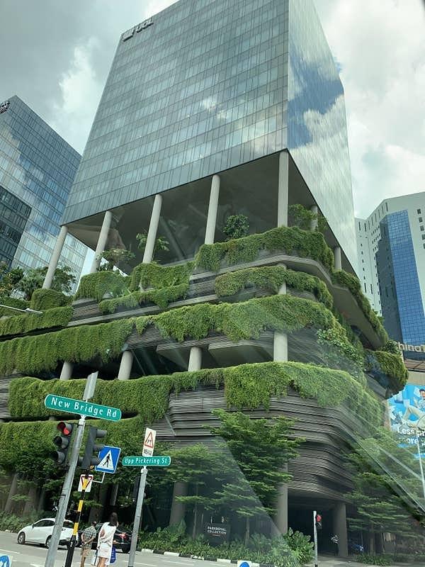 12. Başka bir dünyaya ait gibi görünen bu bina Singapur'dan.