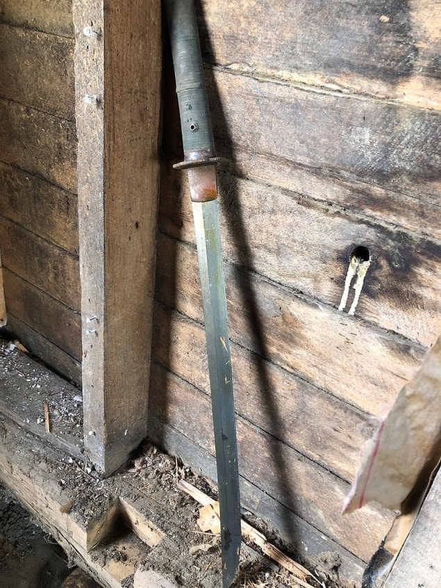 6. "100 senelik bir evi yenilerken, kirli alt katlardan birinde samuray kılıcına benzeyen bir şey buldum."