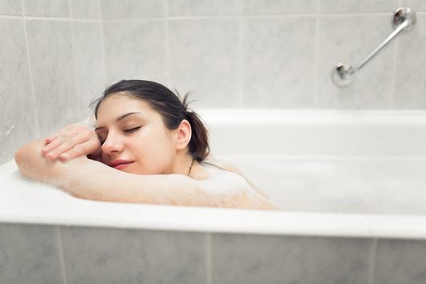 12. Uykudan önce duş almak çoğu insanın vazgeçilmezi ve tavsiye edilmediğini öğrenmek şaşırtıcı.