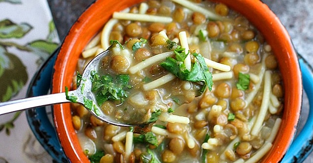 6. Doyurucu ve nefis: Erişteli Yeşil Mercimek Çorbası
