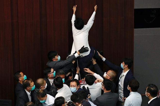 'Korona'ya Aldırmadılar: Hong Kong'da Vekiller Birbirine Girdi, Parlamento Savaş Alanına Döndü