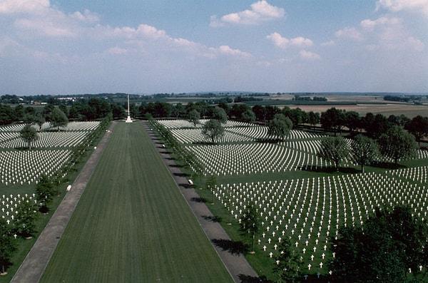 2. Hollanda'daki Amerikan askeri mezarlığındaki mezarlar, her yıl Anma Günü'nde Hollandalı bir aile tarafından sahiplenilir ve çiçek bırakılır.