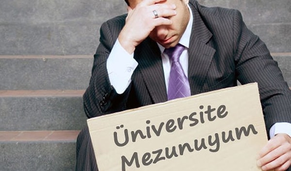 13. Ben de bu konuya örnek bir anımı paylaşayım sizlerle. 2017 yılında üniversiteden mezun olduğumda birçok iş görüşmesine gittim. Kimse işe almamıştı kasiyer olarak bile... Neyse, ben de son çare olarak oturduğumuz ilçenin belediyesinin kariyer merkezine iş görüşmesi yapacakmışım gibi hazırlanıp gittim.