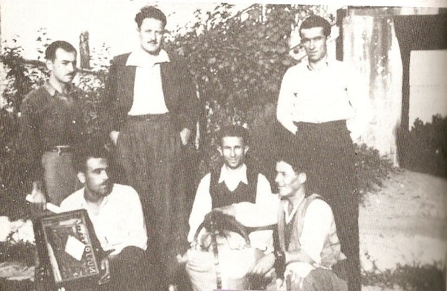 1932'de gazeteci arkadaşlarının da yardımıyla 'Geçit' dergisini çıkartmaya başladı.