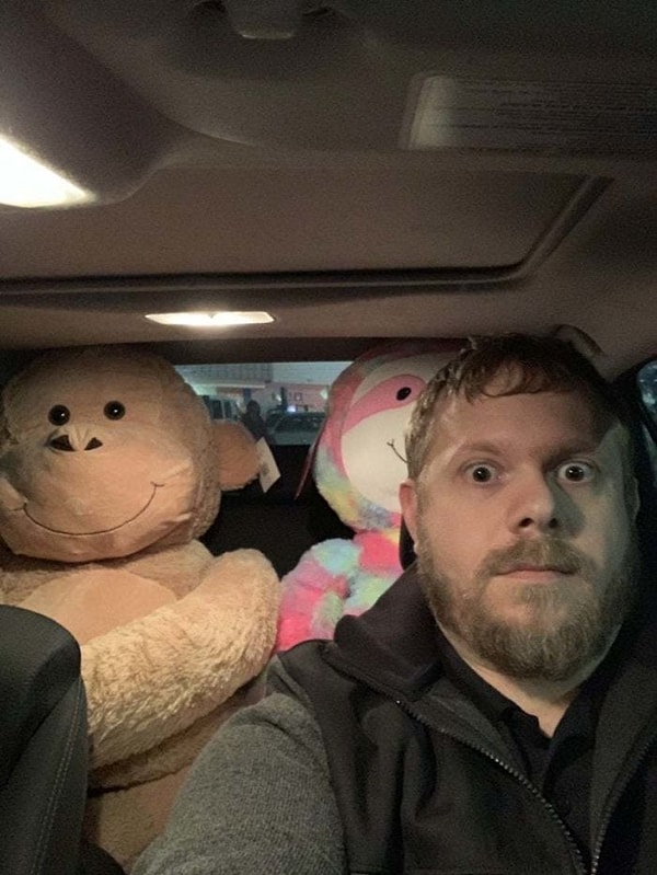 19. Я не знал, что моя жена оставила в машине детские подарки, пока не проверил зеркало заднего вида