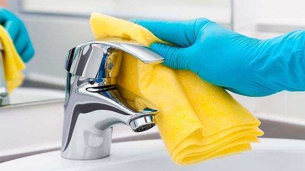 Oda temizliği eldivenle yapılacak ve temizlenen her odadan sonra, kullanılan eldiven çöpe atılıp, eller dezenfekte edilecek.
