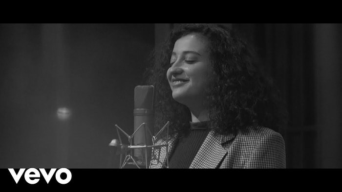 Melike Şahin ft. Hakan Taşıyan - Kilitli Kapılar Açılsa Şarkı Sözleri