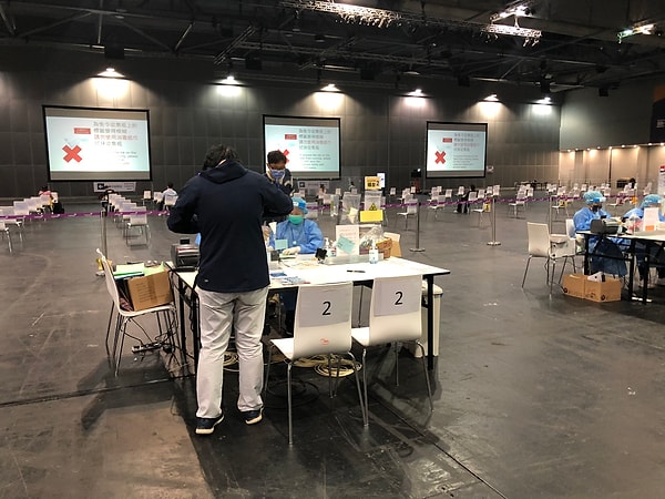 "После того, как я оставила свои сумки и взяла багажные бирки, мы сели на автобус и отправились в другое учреждение. Мы выстроились в очередь, чтобы получить тестовые пакеты. После того, как медицинский работник дал нам наш номер этикетки и пакеты, он рассказал нам, как провести тест самостоятельно."