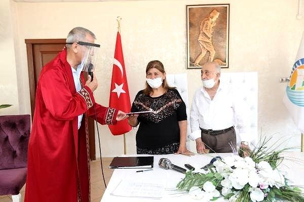 Ordu'nun Altınordu ilçesinde, zabıta ekiplerine sipariş verirken konuşmasıyla dikkat çeken ve Mersin'deki kızının yanına gelen 77 yaşındaki Burhan Kılıçkını, eski eşiyle evlendi.
