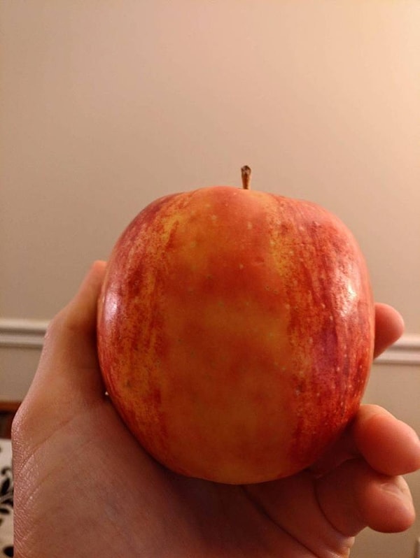 6. «У этого яблока есть размытая полоска, которая выглядит так, как будто текстура прогрузилась не до конца».