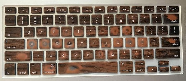 1. "Как стала выглядеть моя клавиатура после 5 лет учебы в колледже"